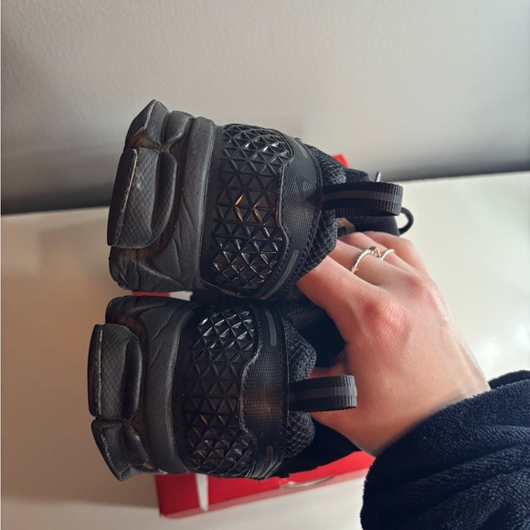 Black Nike Vomero 5’s - Picture 7 of 9